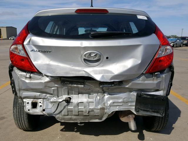 KMHCT5AE5GU248268 - 2016 HYUNDAI ACCENT SE SILVER photo 9