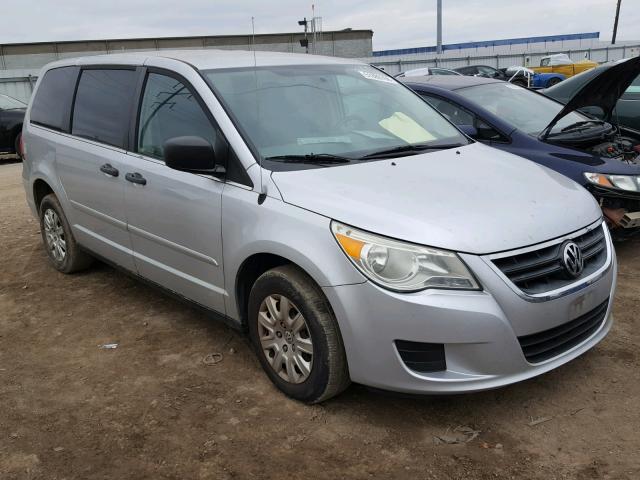 2V4RW4D10AR195790 - 2010 VOLKSWAGEN ROUTAN S SILVER photo 1