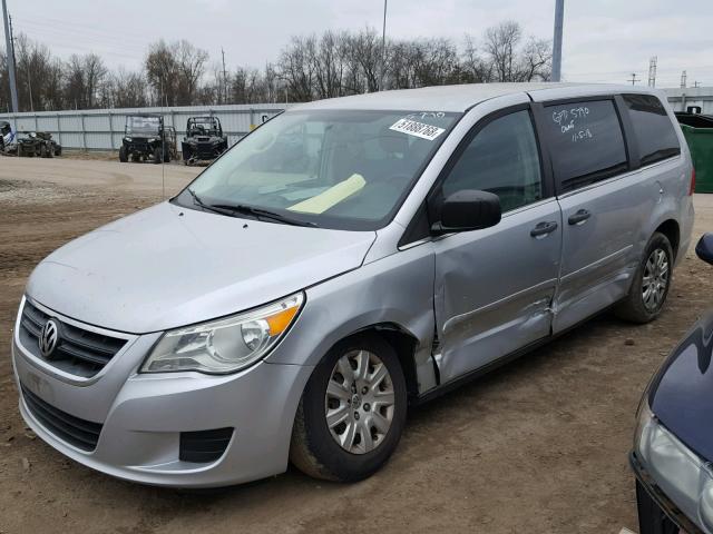 2V4RW4D10AR195790 - 2010 VOLKSWAGEN ROUTAN S SILVER photo 2