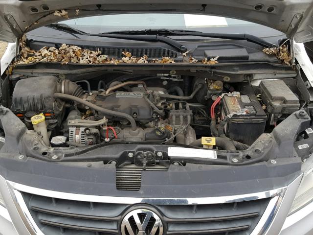 2V4RW4D10AR195790 - 2010 VOLKSWAGEN ROUTAN S SILVER photo 7