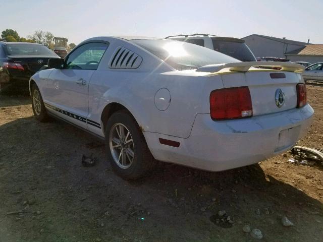1ZVFT80N255104055 - 2005 FORD MUSTANG WHITE photo 3