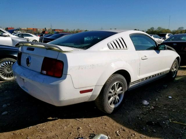 1ZVFT80N255104055 - 2005 FORD MUSTANG WHITE photo 4