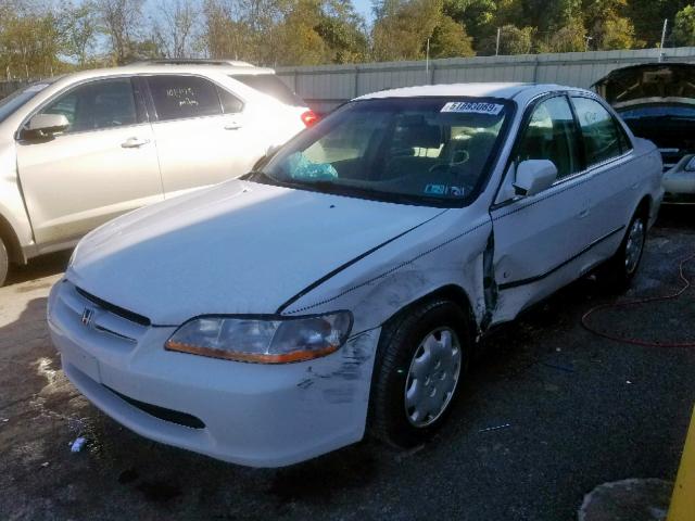 1HGCG6657YA106712 - 2000 HONDA ACCORD LX WHITE photo 2