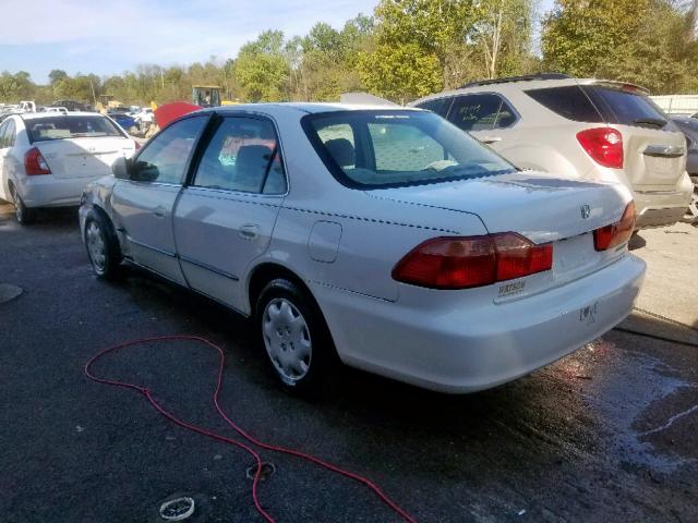 1HGCG6657YA106712 - 2000 HONDA ACCORD LX WHITE photo 3