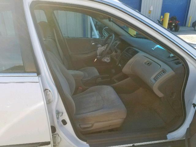 1HGCG6657YA106712 - 2000 HONDA ACCORD LX WHITE photo 5