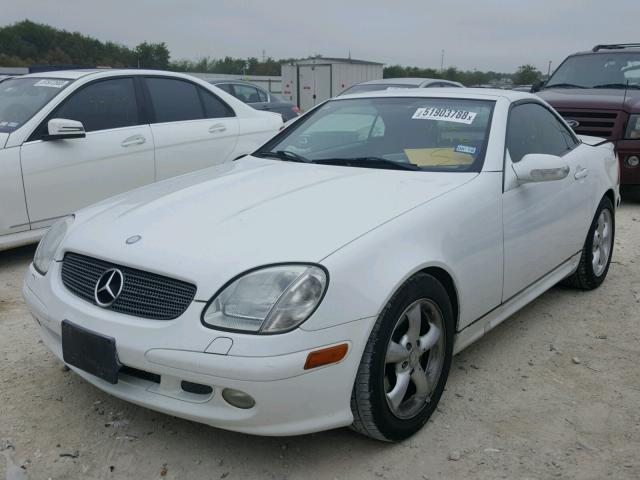 WDBKK65F81F214606 - 2001 MERCEDES-BENZ SLK 320 WHITE photo 2