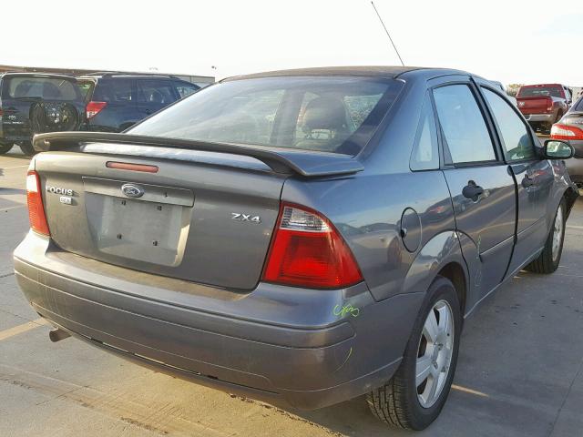 1FAHP34N76W137230 - 2006 FORD FOCUS ZX4 GRAY photo 4