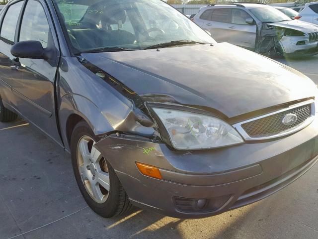 1FAHP34N76W137230 - 2006 FORD FOCUS ZX4 GRAY photo 9