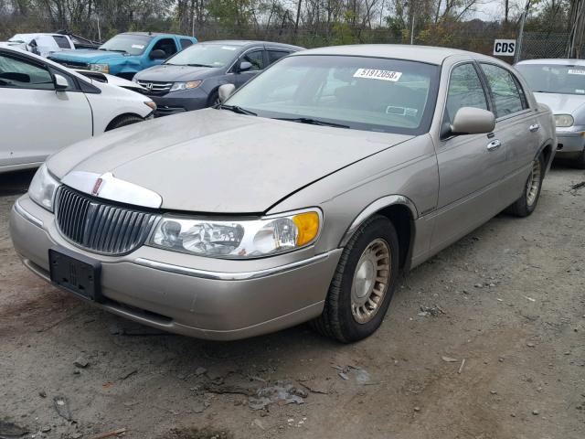 1LNHM81W72Y635368 - 2002 LINCOLN TOWN CAR E TAN photo 2