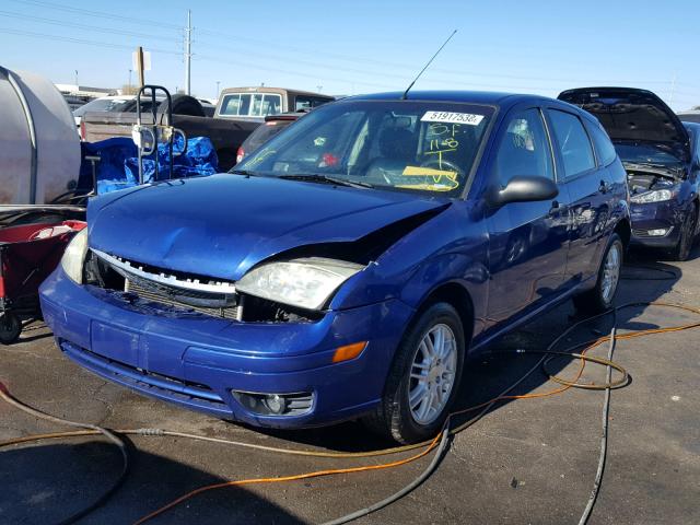 3FAHP37N75R139718 - 2005 FORD FOCUS ZX5 BLUE photo 2