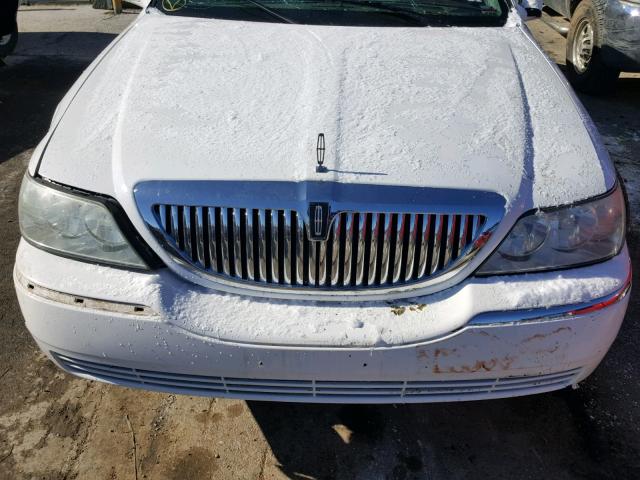 1LNHM81W23Y660342 - 2003 LINCOLN TOWN CAR E WHITE photo 7