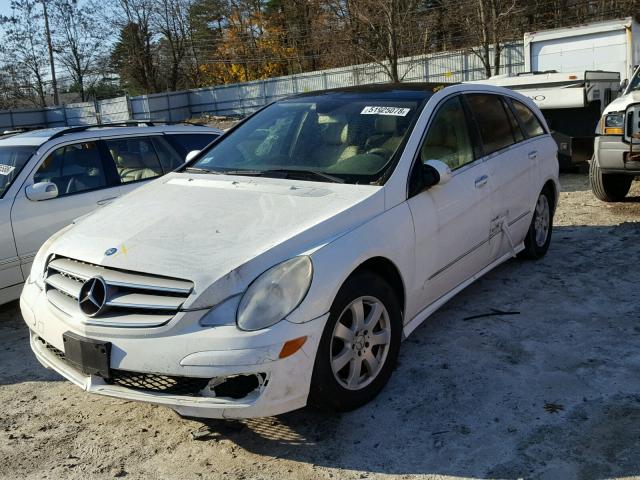 4JGCB65E47A040418 - 2007 MERCEDES-BENZ R 350 WHITE photo 2