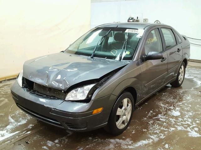 1FAFP34N05W187327 - 2005 FORD FOCUS ZX4 GRAY photo 2
