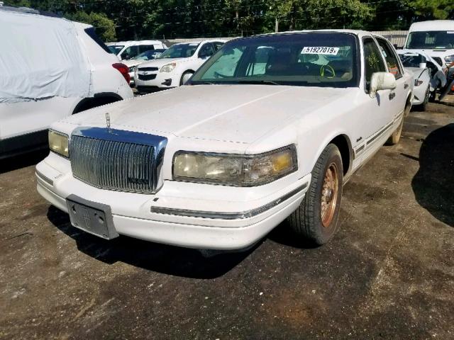 1LNLM81W3VY661772 - 1997 LINCOLN TOWN CAR WHITE photo 2