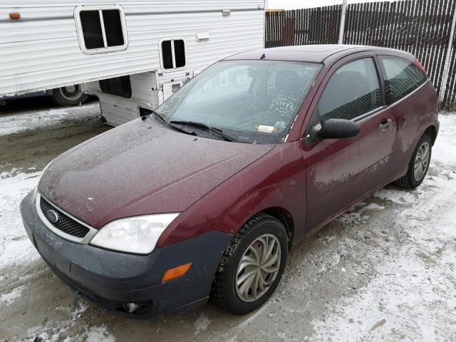 1FAHP31N97W125179 - 2007 FORD FOCUS ZX3 MAROON photo 2