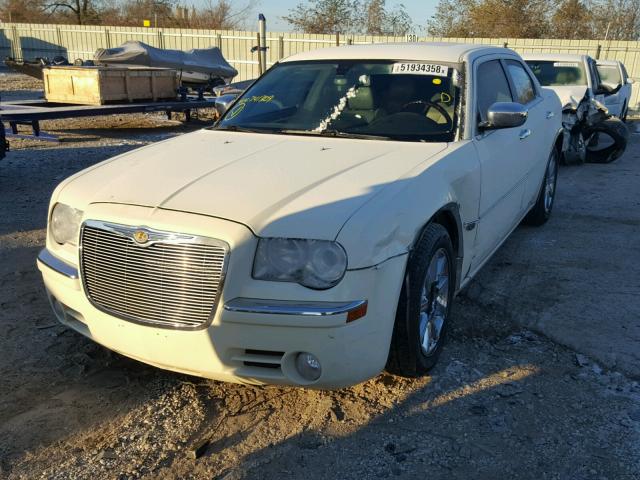 2C3KA63H17H741309 - 2007 CHRYSLER 300C WHITE photo 2