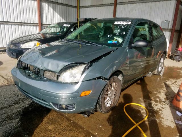 3FAFP31N75R147799 - 2005 FORD FOCUS ZX3 GREEN photo 2