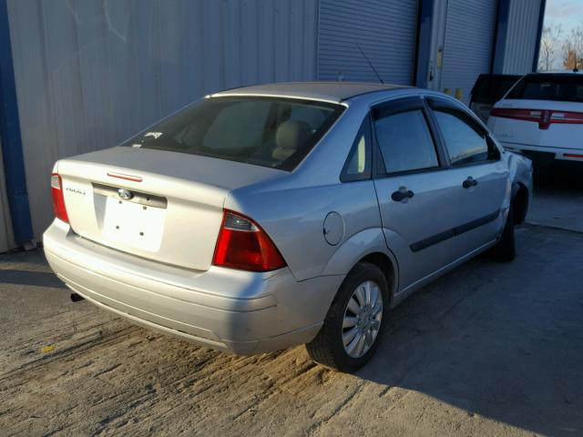 1FAFP34N07W289942 - 2007 FORD FOCUS ZX4 SILVER photo 4