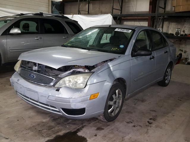 1FAFP34N65W251127 - 2005 FORD FOCUS ZX4 SILVER photo 2