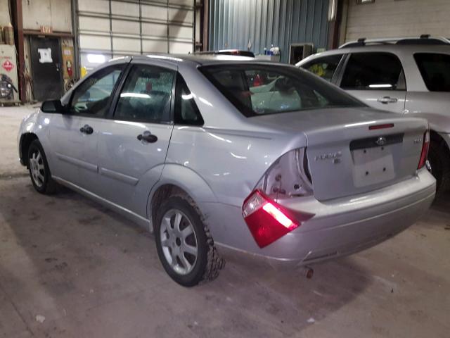 1FAFP34N65W251127 - 2005 FORD FOCUS ZX4 SILVER photo 3