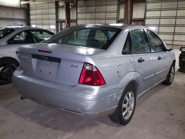 1FAFP34N65W251127 - 2005 FORD FOCUS ZX4 SILVER photo 4