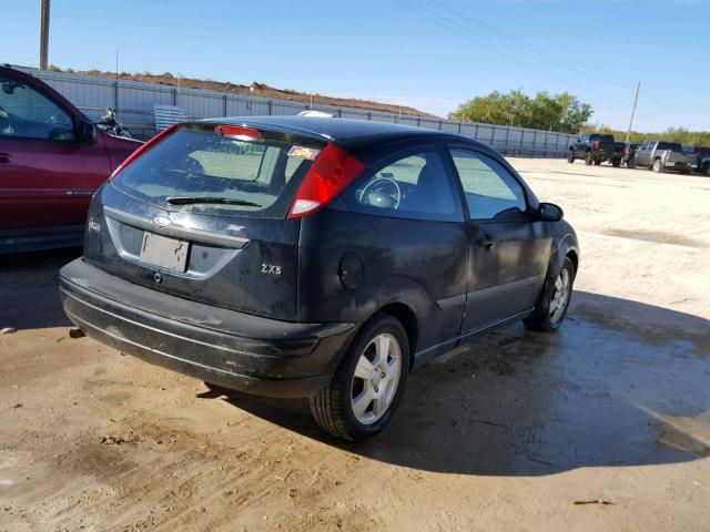 3FAFP31394R126420 - 2004 FORD FOCUS ZX3 BLACK photo 4