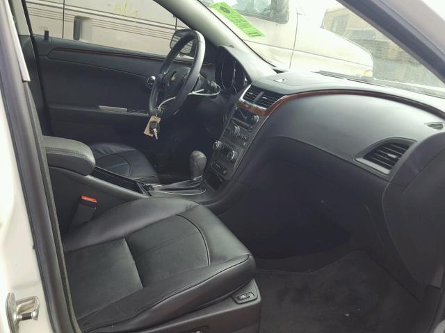 1G1ZE5E79AF101041 - 2010 CHEVROLET MALIBU LTZ თეთრი ფოტო 5