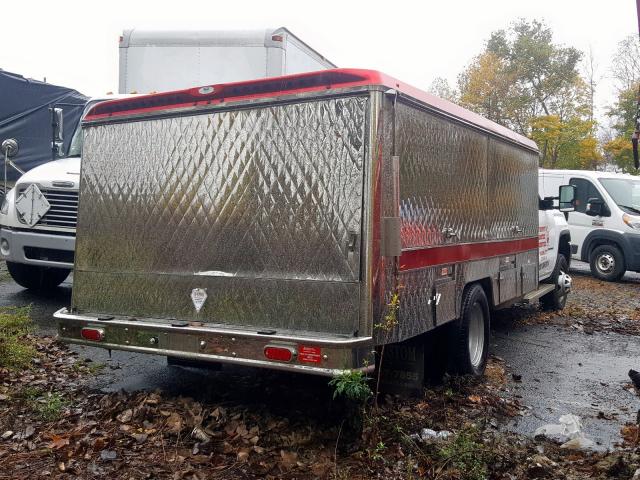 1GD31VCG1HF225628 - 2017 GMC SIERRA C35 WHITE photo 4