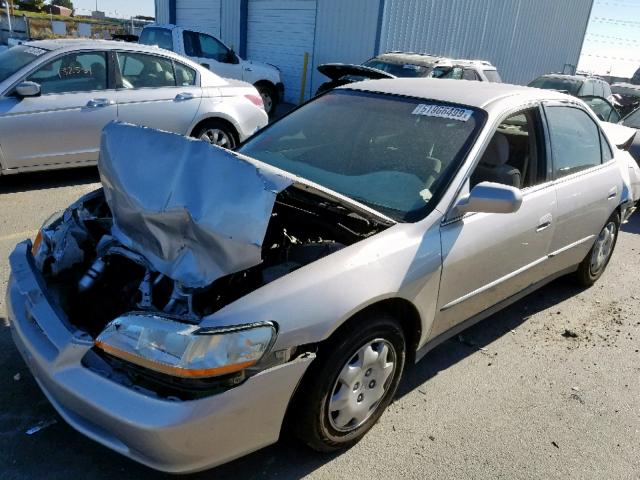 1HGCG5644WA148589 - 1998 HONDA ACCORD LX SILVER photo 2