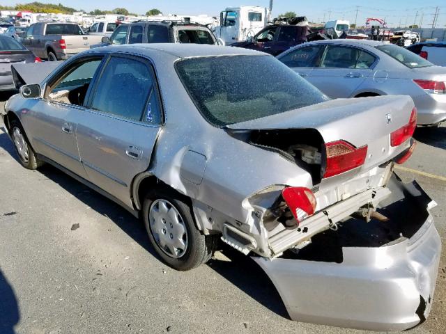 1HGCG5644WA148589 - 1998 HONDA ACCORD LX SILVER photo 3