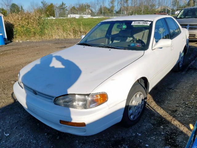 4T1BG12K2TU772954 - 1996 TOYOTA CAMRY DX WHITE photo 2