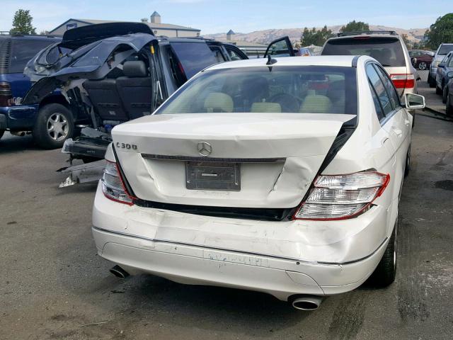 WDDGF5EB2BA527335 - 2011 MERCEDES-BENZ C300 WHITE photo 4