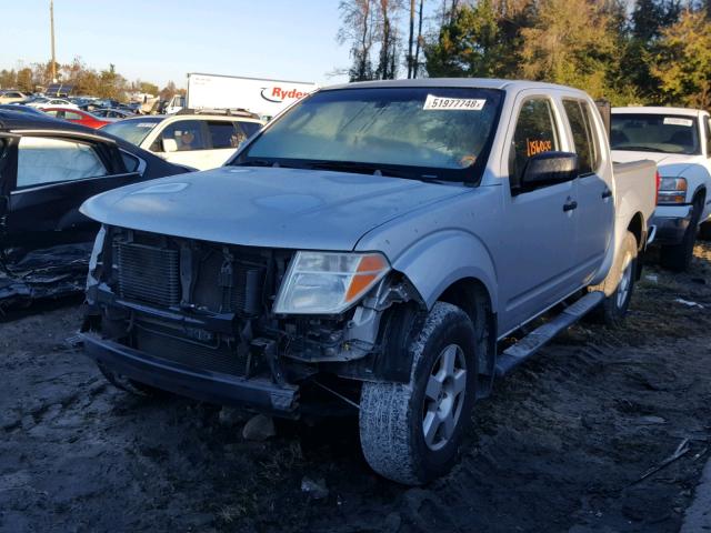 1N6AD07W66C450159 - 2006 NISSAN FRONTIER C GRAY photo 2