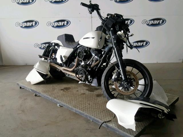 1HD1KRC33JB650261 - 2018 HARLEY-DAVIDSON FLHXS STRE WHITE photo 1