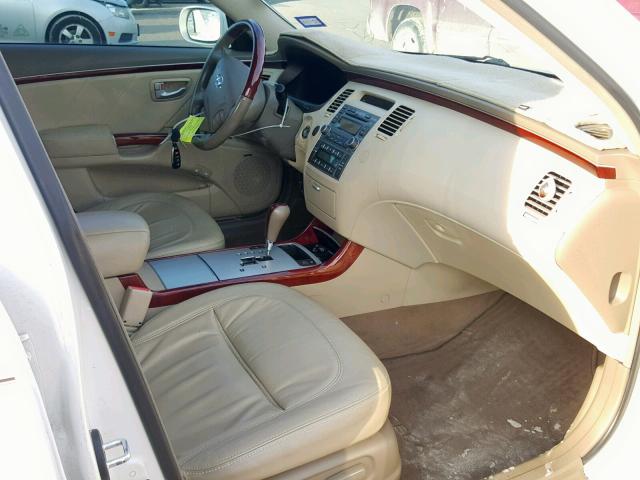 KMHFC46FX8A295730 - 2008 HYUNDAI AZERA SE WHITE photo 3