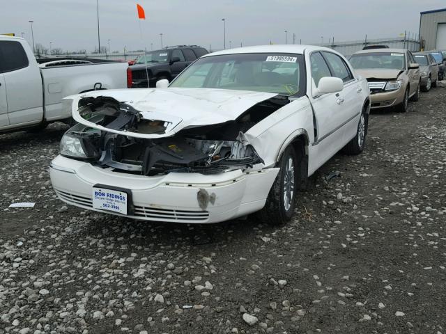 2LNHM82V19X632854 - 2009 LINCOLN TOWN CAR S WHITE photo 2