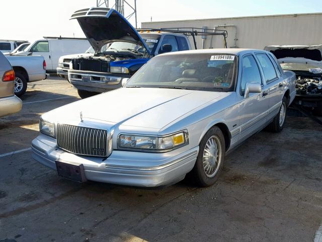 1LNLM83WXTY686033 - 1996 LINCOLN TOWN CAR C SILVER photo 2