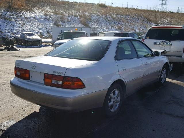 JT8BF28G2X5073922 - 1999 LEXUS ES 300 WHITE photo 4