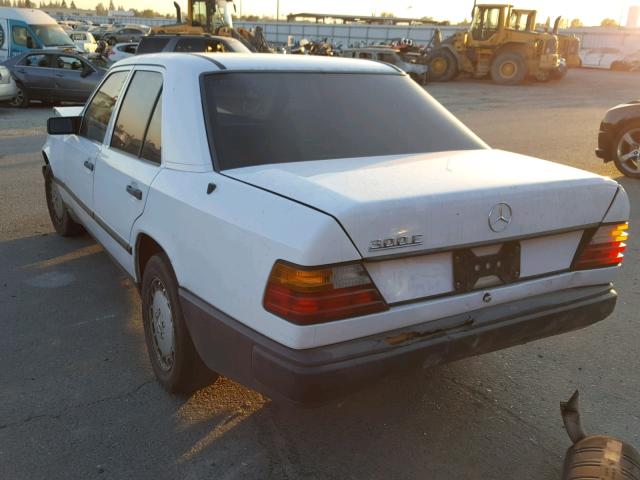 WDBEA30D8JA609189 - 1988 MERCEDES-BENZ 300 E WHITE photo 3