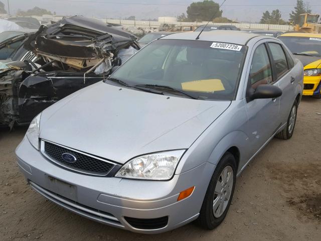 1FAFP34N46W231105 - 2006 FORD FOCUS ZX4 SILVER photo 2