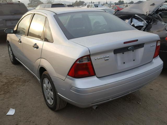 1FAFP34N46W231105 - 2006 FORD FOCUS ZX4 SILVER photo 3