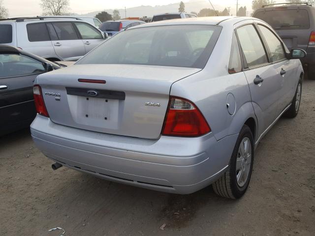 1FAFP34N46W231105 - 2006 FORD FOCUS ZX4 SILVER photo 4