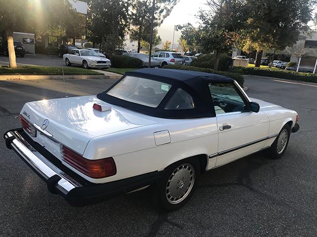 WDBBA48D3HA058791 - 1987 MERCEDES-BENZ 560 SL WHITE photo 4