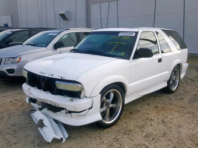 1GNCS18W71K182587 - 2001 CHEVROLET BLAZER WHITE photo 2