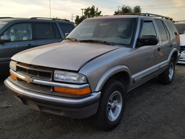 1GNCS13W412133354 - 2001 CHEVROLET BLAZER SILVER photo 2