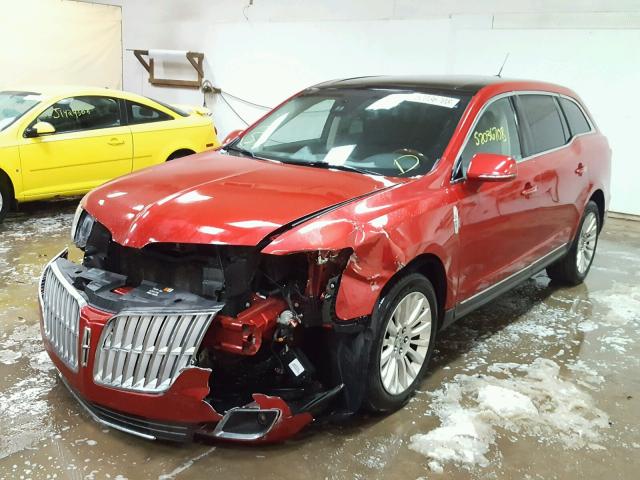 2LMHJ5AR4ABJ24718 - 2010 LINCOLN MKT RED photo 2