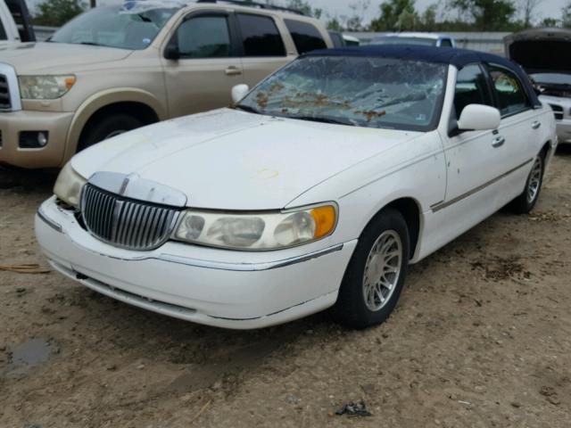 1LNHM82W3YY788465 - 2000 LINCOLN TOWN CAR S WHITE photo 2