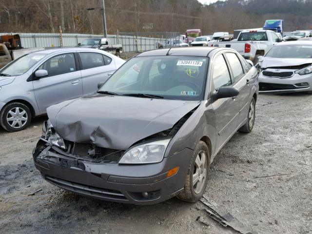 1FAFP34NX5W306498 - 2005 FORD FOCUS ZX4 GRAY photo 2