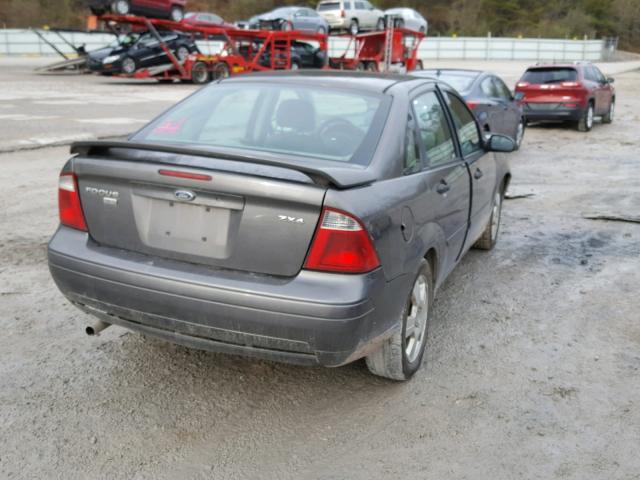 1FAFP34NX5W306498 - 2005 FORD FOCUS ZX4 GRAY photo 4