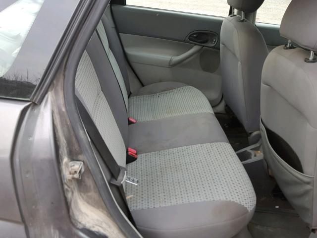 1FAFP34NX5W306498 - 2005 FORD FOCUS ZX4 GRAY photo 6